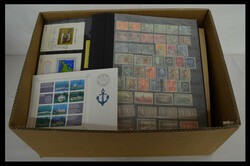 Alle Welt: Karton mit zahlreichen Marken aus aller Welt in ...